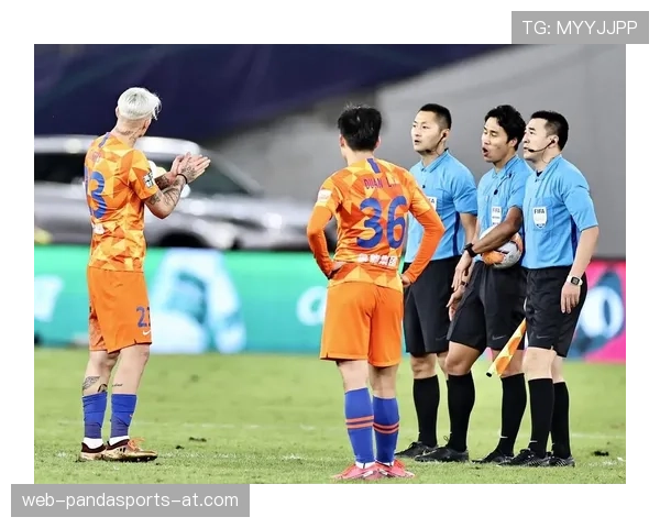 拉人犯规的判罚标准与裁判判断逻辑详解