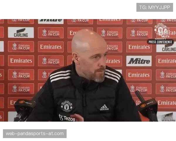 滕哈赫的曼联怎么了？战术混乱+更衣室失控，豪门的黄昏已至